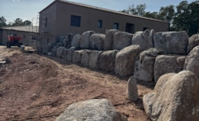 Création d'un enrochement avec marches paysagères, Porto-Vecchio, D.T.P